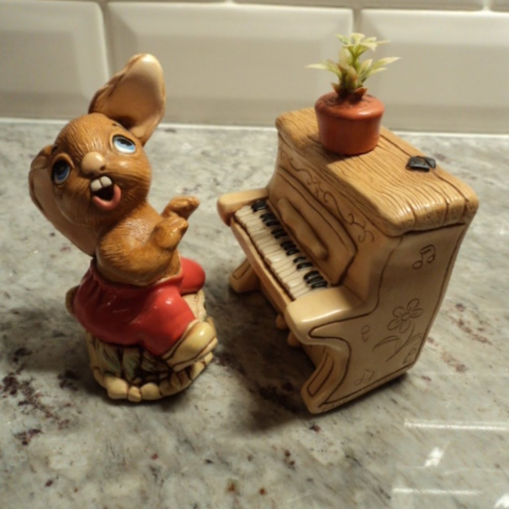 Pendelfin figurine " The Thumper, Piano & potted Plant"